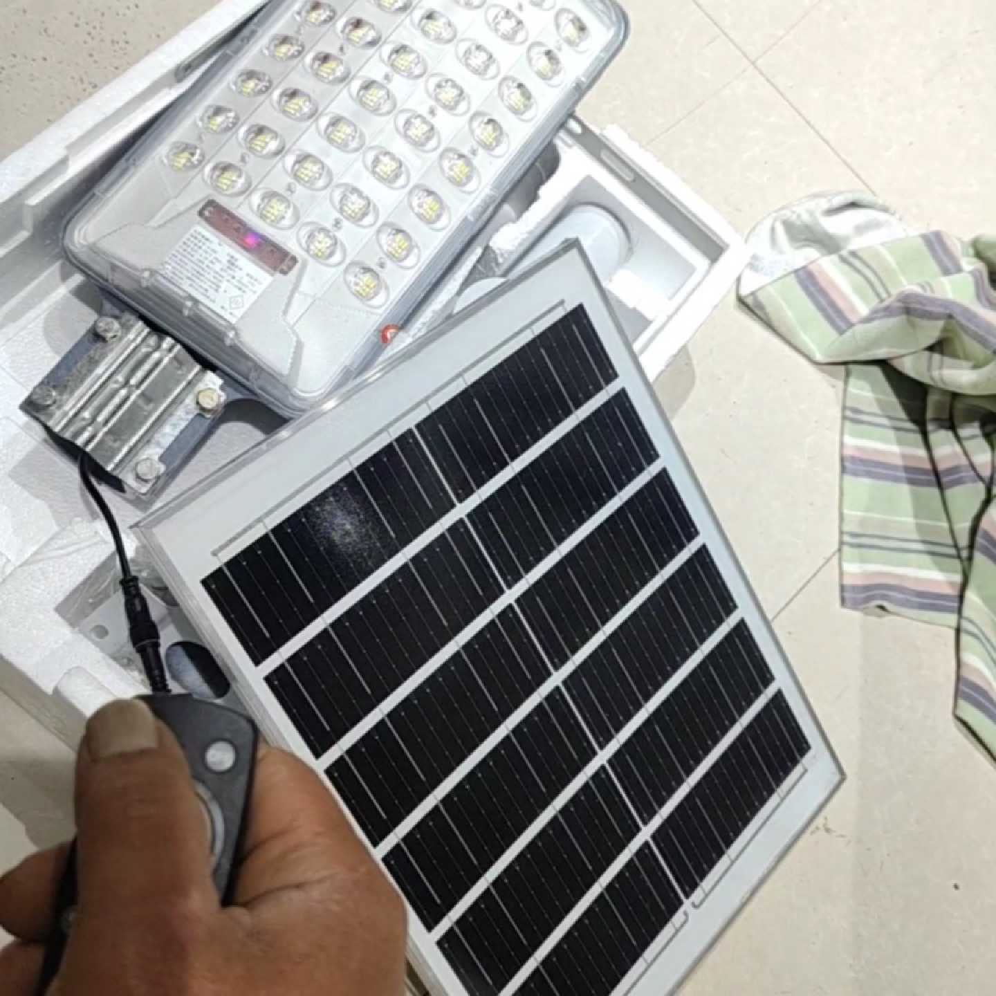 太阳能LED投光灯，九九新，带原装，灯头太阳能板支架—议价图片