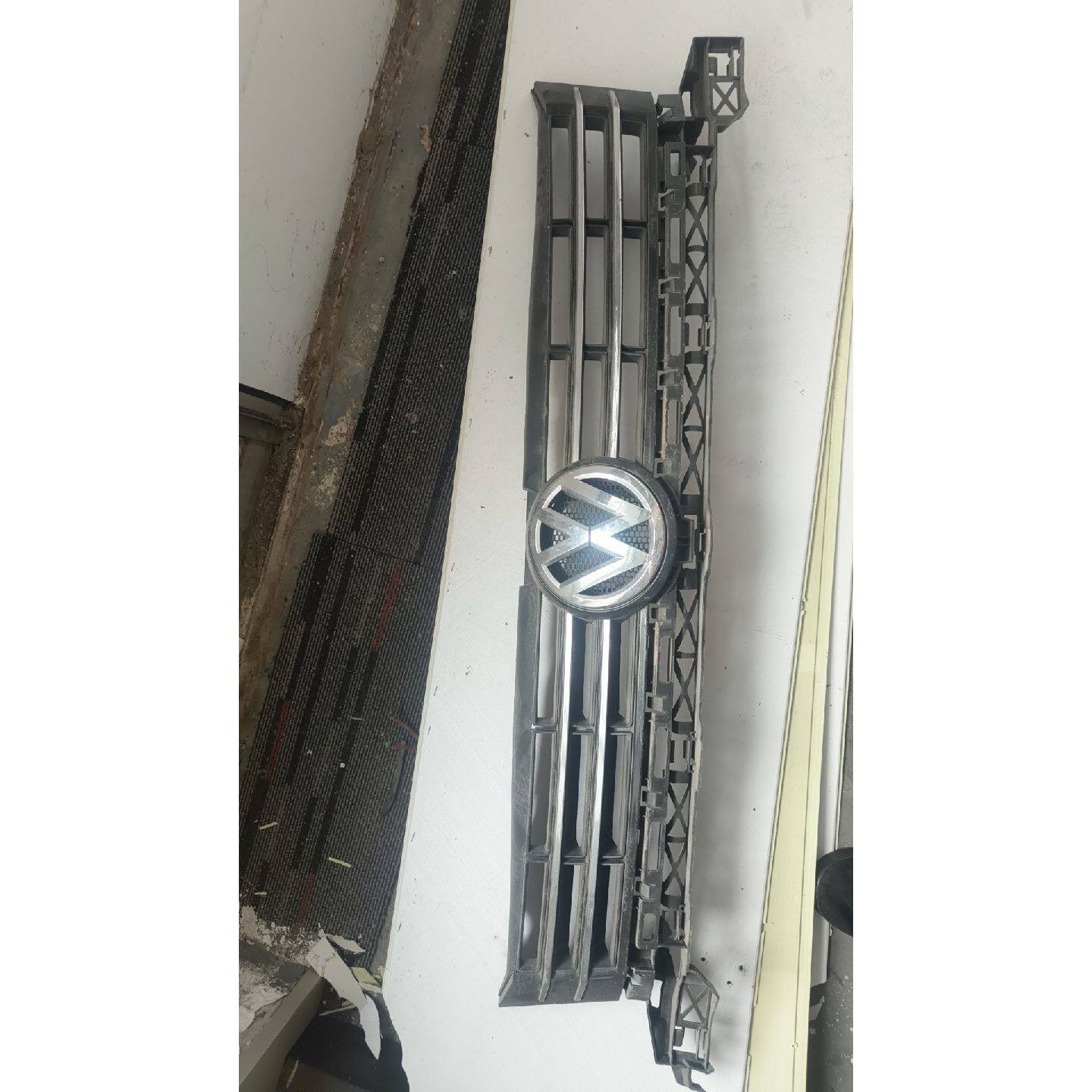 议价途安11-15款前中网 原装拆件 带VW标志 黑色塑料