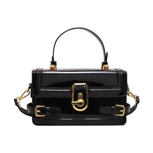 Clean Knоck今年流行小包包女百搭2026新款斜挎包漆皮手提小方包