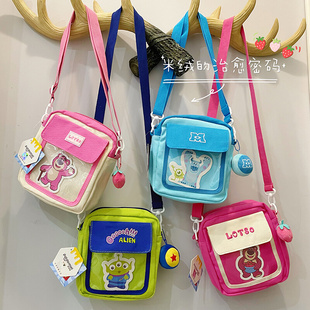 正版授权草莓熊毛怪三眼仔帆布小挎包男女儿童可爱斜挎包自带挂件