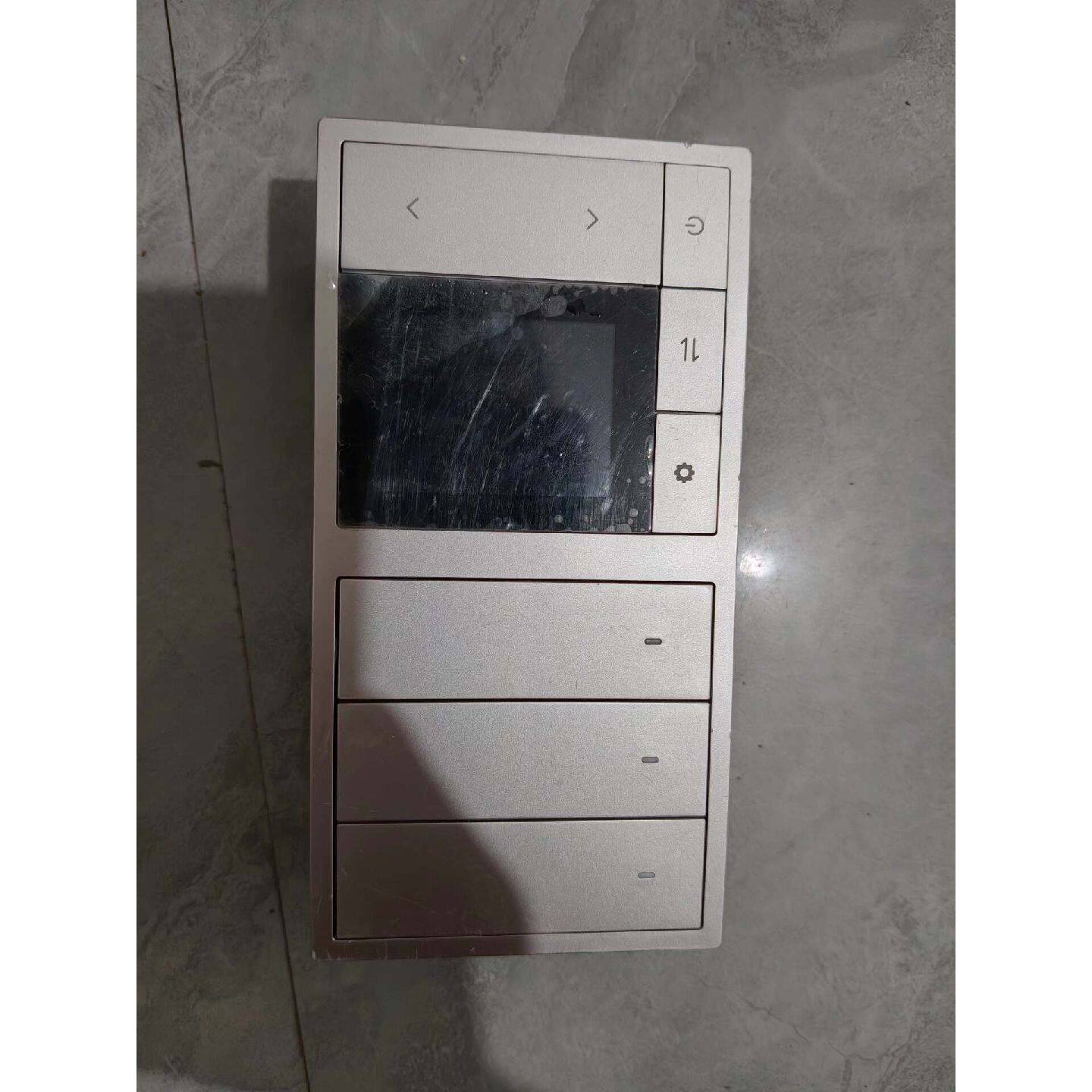 议价开关一个，二手物品，实物如图，功能完好，售不退不换，不包