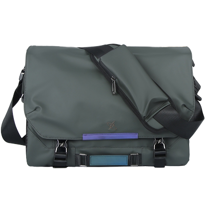 室外摄影同时装入单反相机、电脑