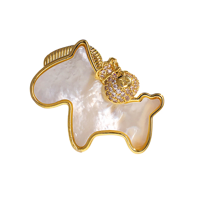 迪曼达本命年母贝小马胸针