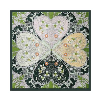 一幅云蓝真丝搭配脖子碎花小方巾