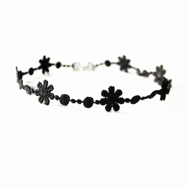 超显脖子纤细的一款choker