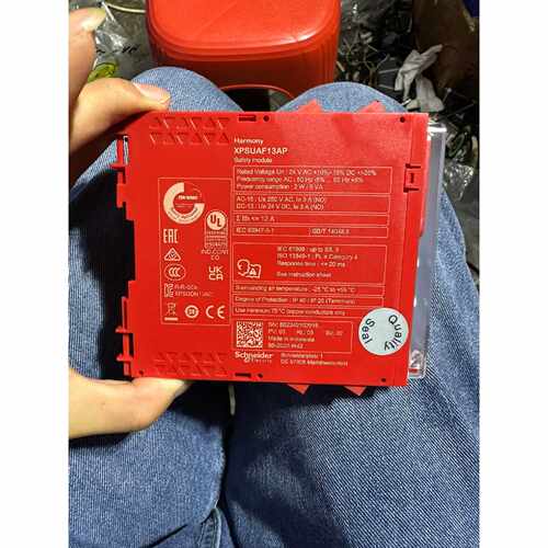 下单前咨询施耐德安全继电器    XPSUAF13AP   全新未使用