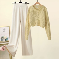 Желтый свитер, белый комплект