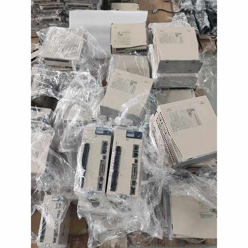 下单前咨询安川驱动器SGD7S-5R5A30B202，功能包好，含插头