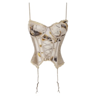 A woman in a sexy fishbone halter top 性感收腰鱼骨吊带背心女