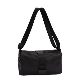 尼龙布斜挎包大学生休闲运动小背包单肩出行拽酷网红宽肩带水桶包