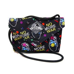 泰国潮牌反战系列炸弹人笑脸包女斜挎包手机零钱包潮酷小包