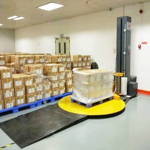 缠绕膜打包机配斜坡上货包装机木箱轮胎胶带行李全自动码垛包装机