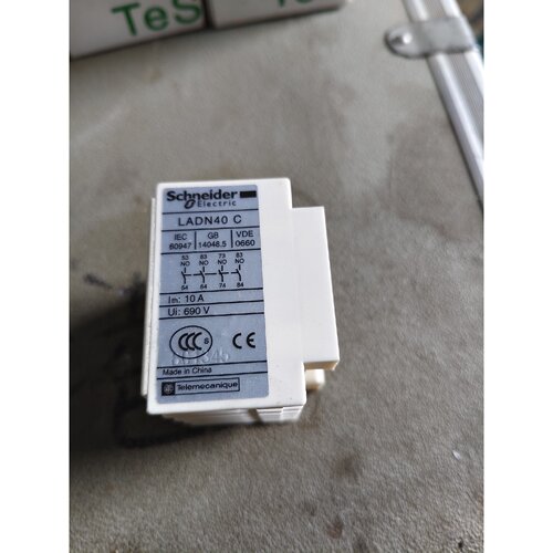 询价下单全新施耐德辅助触头模块LADN40C，原装正品，带原包装盒