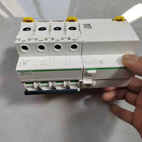 议价施耐德小型漏电iC65N4PC32A维修