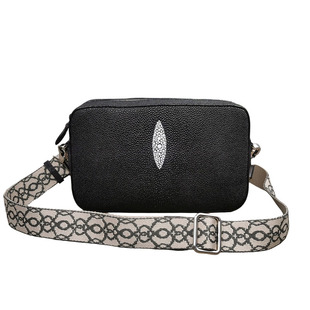 新款男包黑色珍珠鱼皮斜挎单肩包男士胸包大容量真皮女式胸前包