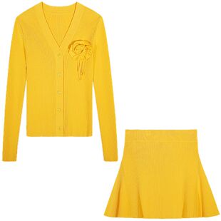 落落狷介 五一穿搭一整套黄色V领长袖冰丝针织衫女两件套半身裙