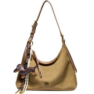 百思图包包2026新款斜挎包女HOBO小众高级麂皮托特包通勤女包单肩