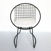 Черный стул с подушкой