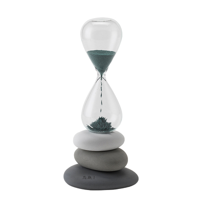 艺术大赏时间滴落在鹅卵石上