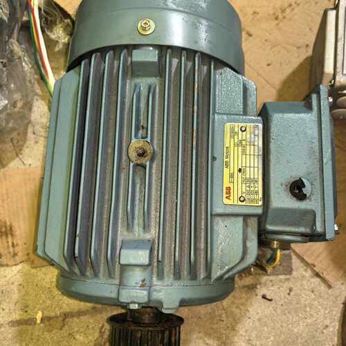 电机M2Q100L8B。额定功率1.1KW，三相，电压议价