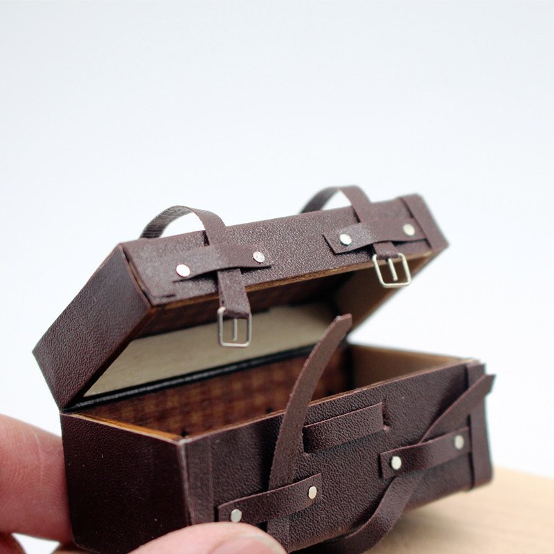 Dollhouse娃娃屋仿真行李箱迷你木箱老式复古微缩摆件皮皮箱场景