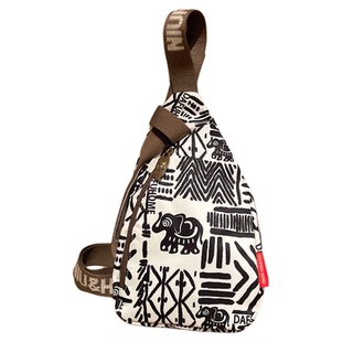 超火旅游包包女2025新款轻便外出女士胸前斜挎包高级休闲时尚胸包