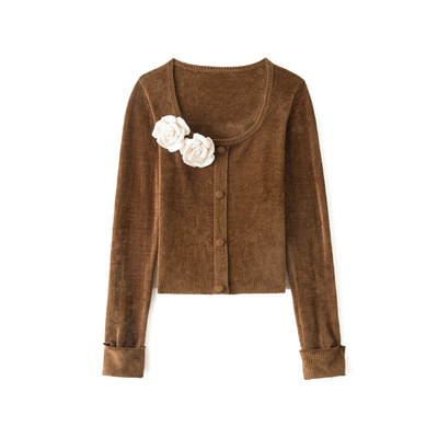 尾鸢录秋冬新款天鹅绒山茶花胸针百搭棕色针织衫圆领套头女