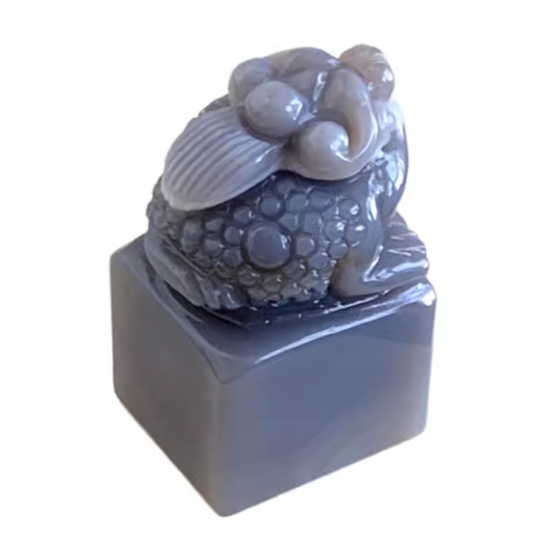 天然巴西玛瑙雕刻三角蟾印章