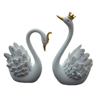 情侣天鹅车内饰品摆件2024新款女士创意汽车上中控台装饰用品大全