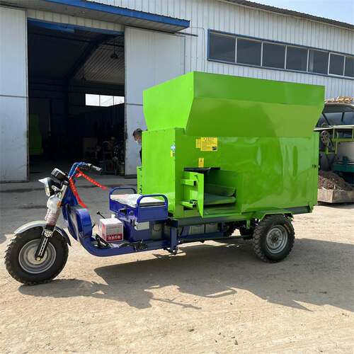 电动自走式饲料撒料车双侧绞龙出料喂料车小型养殖场卸草发料车