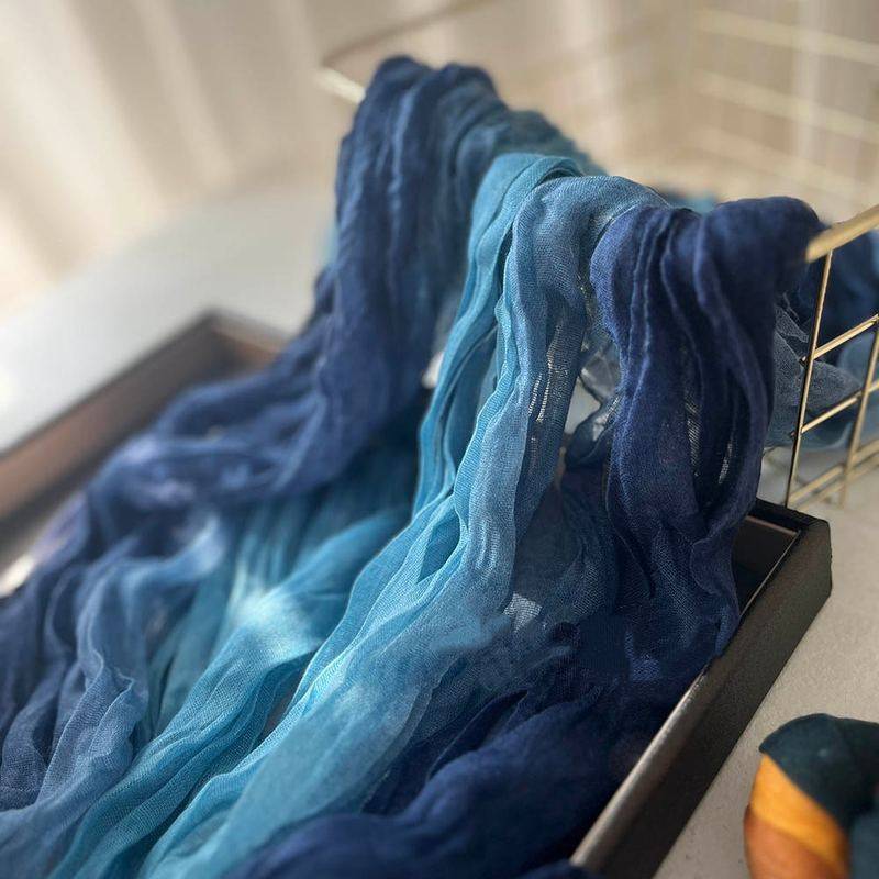 秋冬拼色围巾薄棉手感女妈妈款长条褶皱柔软文艺复古丝巾披肩