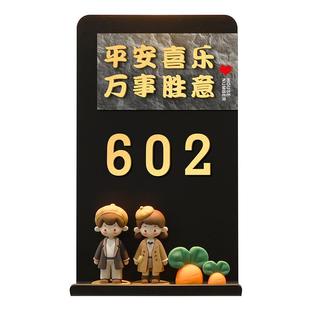 入户门牌号定制高级感轻奢创意家用自粘号码牌亚克力中古风房间门口欢迎回家氛围发光免打孔房号门号贴纸定做