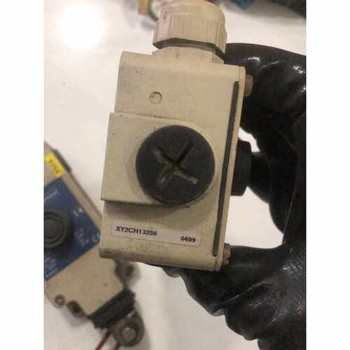 议价施耐德XY2CH13250限位开关维修