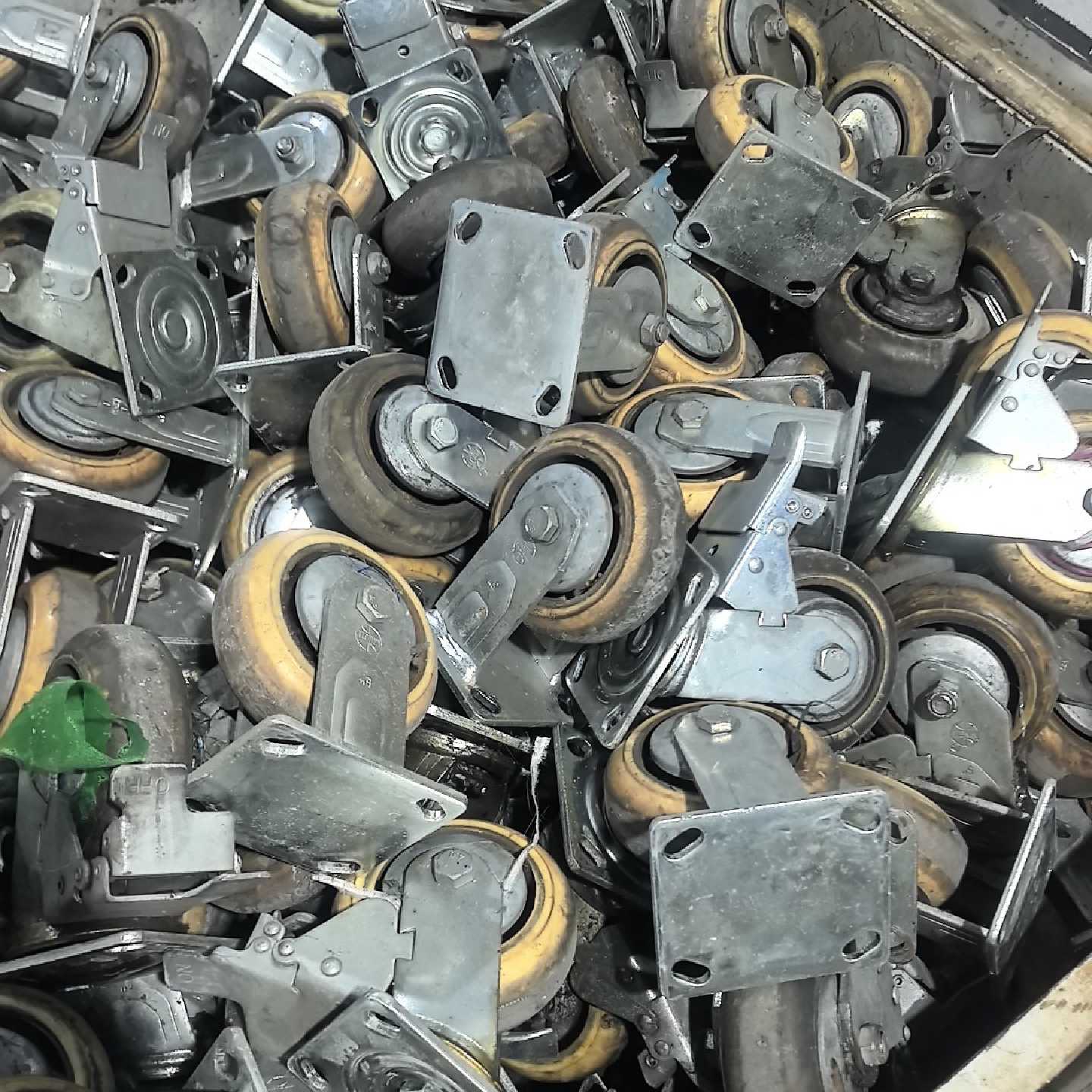 议价--万向轮一批，橡胶轮，带刹车，金属支架，成色还可以，数量