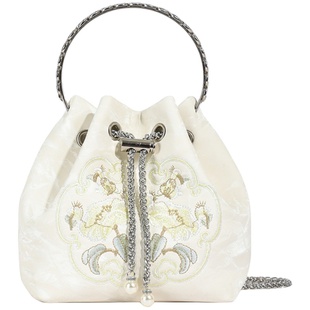 手拎新中式刺绣包包女2025夏季新款国风绣花时尚水桶包百搭斜挎包