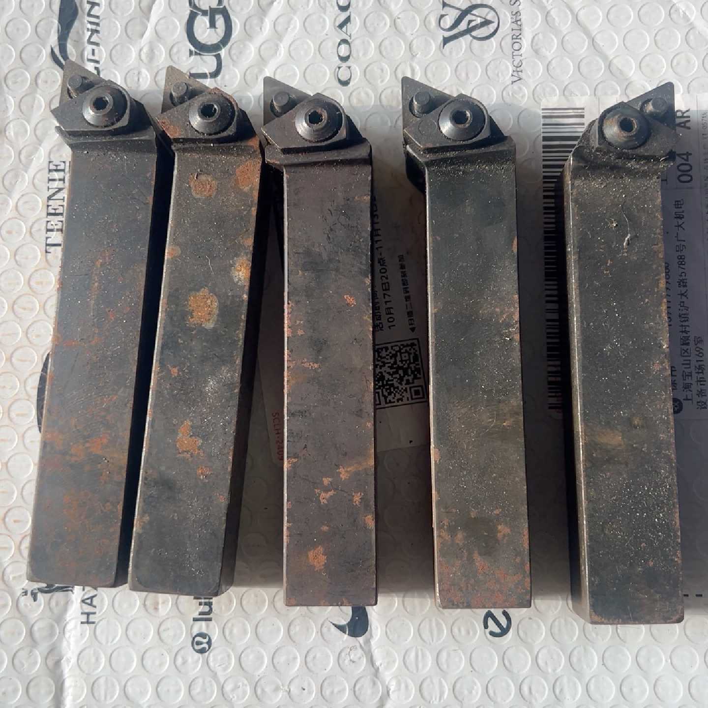 山高25方数控刀杆,装22刀片的,都是没用过的,放锈了,3支