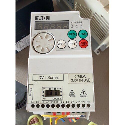 在线议价闲置1台伊顿变频器0.75kw  DV1-124D5FN-C