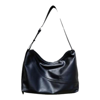 黑色软皮绗缝大容量斜挎包