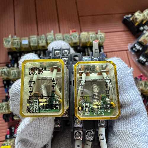 议价和泉中间继电器RM2S-UL，RM2B-UL  D24V维修