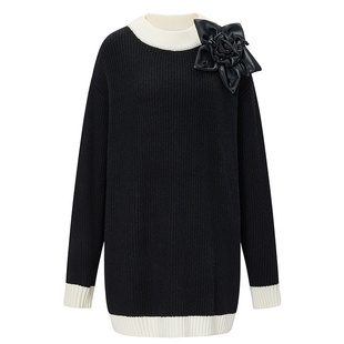 BCBG冬新款时尚休闲气质黑白美学皮革花装饰小香风女上衣毛衣