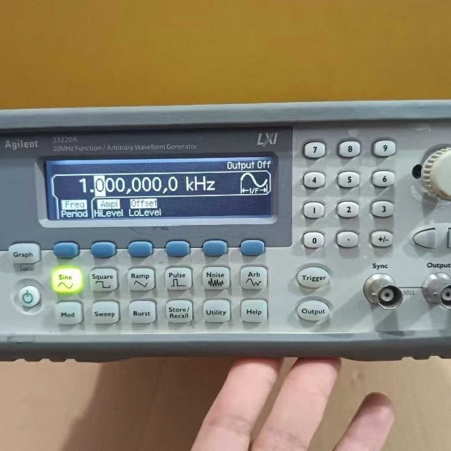 溢价-安捷伦Agilent 33220A函数任意波形发生器 ，实物 - 实物图