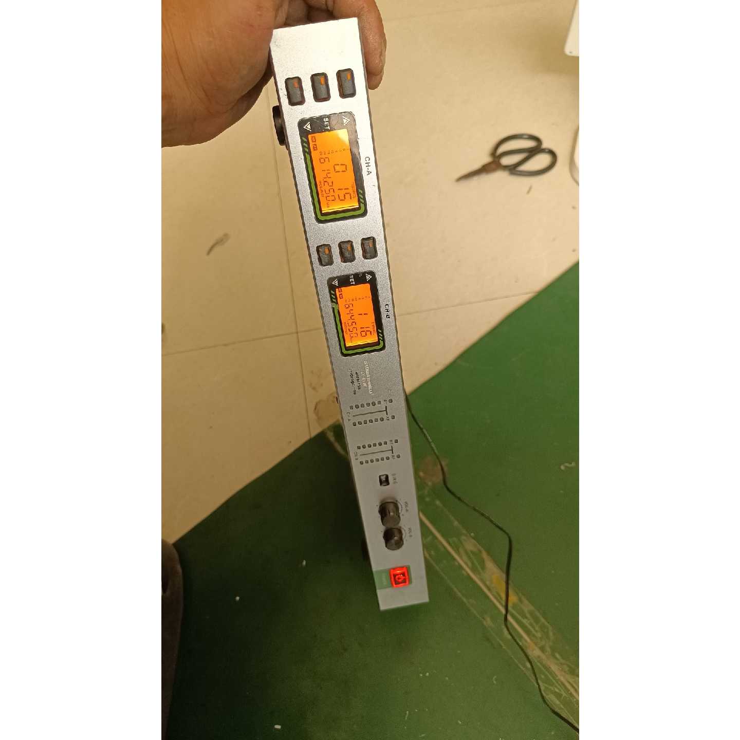 议价无线话筒接器,功能正常,成色还可以带电源。型号功能看图片