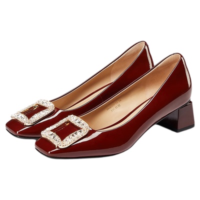 蹀愫方头钻扣漆皮粗跟通勤单鞋