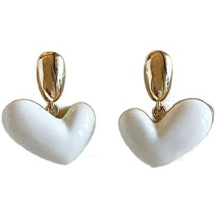 法式白色爱心耳环2026新款轻奢高级感银针耳钉女小众独特耳坠耳饰