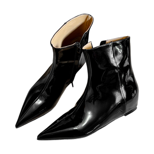 LUNA“女魔头”亮皮尖头切尔西内增高低跟时装短靴
