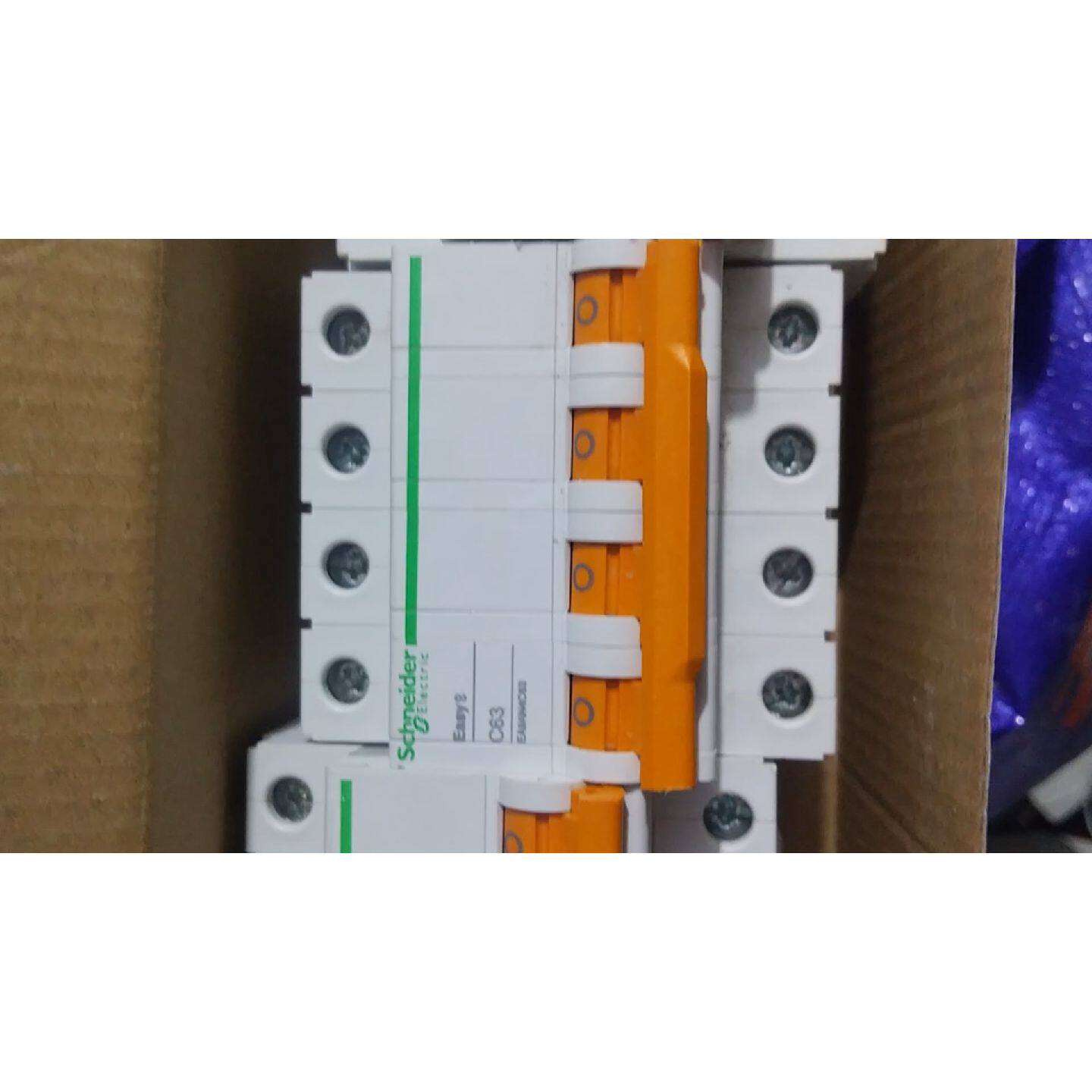 在线议价施耐德Easy9系列空气开关断路器，橙色4P，型号C63、8