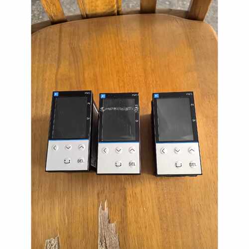 温控表PXF5AEY2一FW100，3只，1只表屏幕有划询价