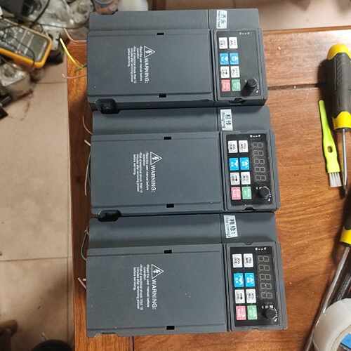 在线议价拆机的三台青岛海菱HL5000变频器，1.5kw，380V，