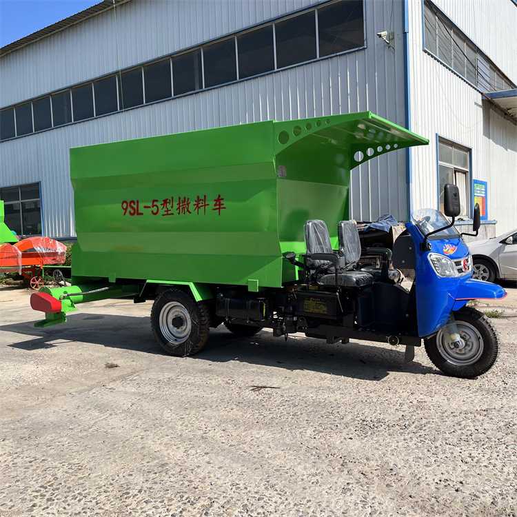 牛舍饲草料撒料车 牛羊饲料双侧喂料车 电动小型自走式投喂车