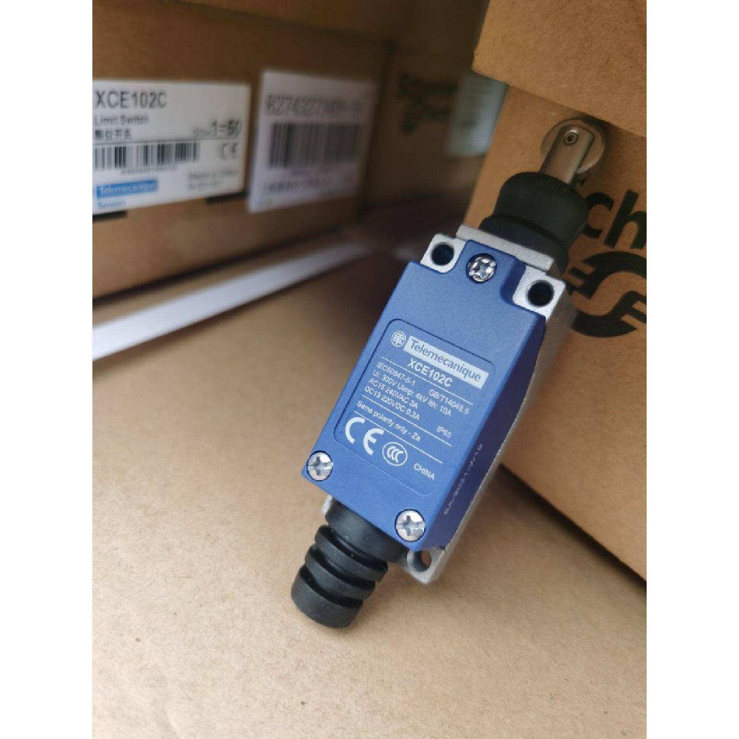 议价施耐德传感器XCE118C现货销售质保一年公司开店立式限位开关